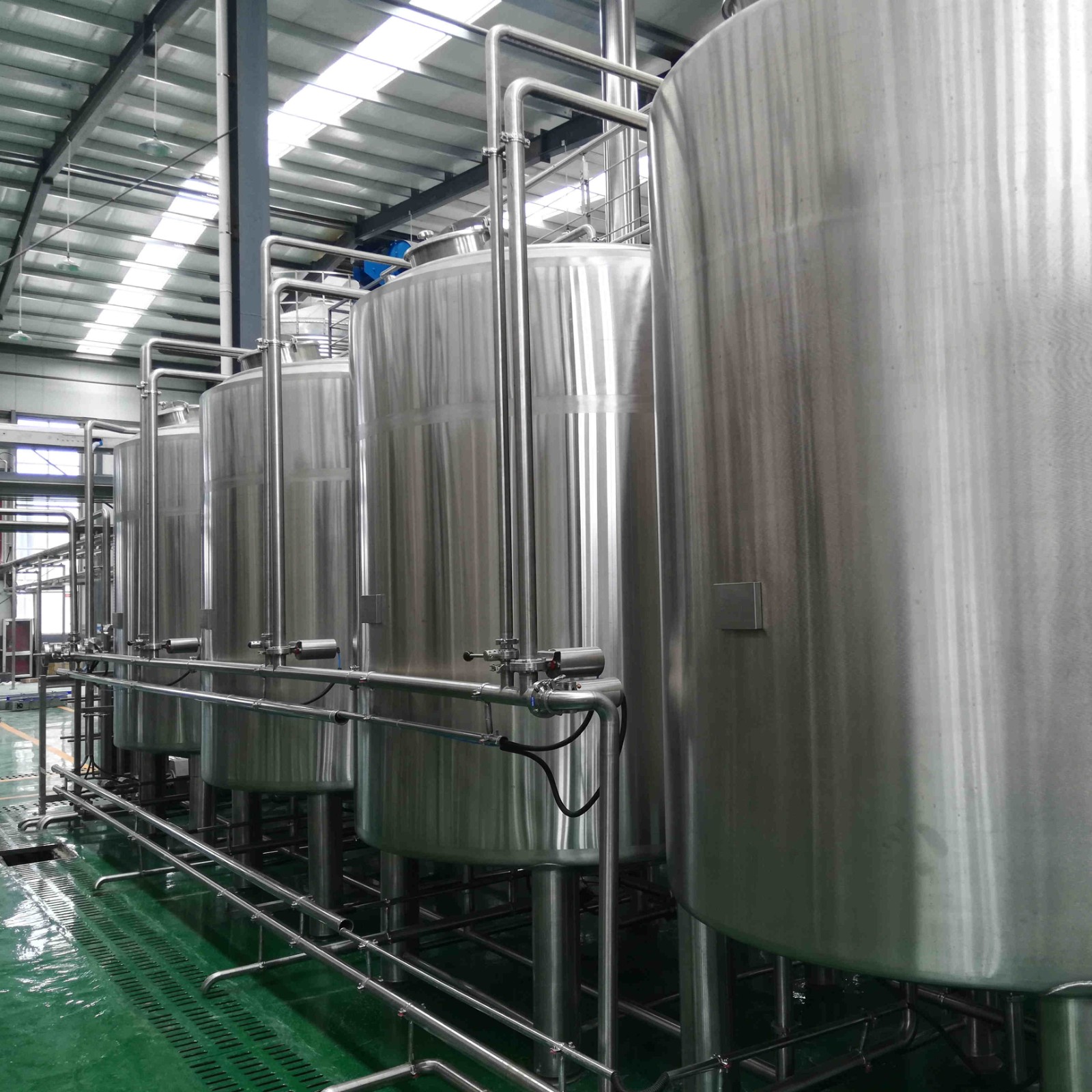 3000L fermenters in beer brewing factory.jpg